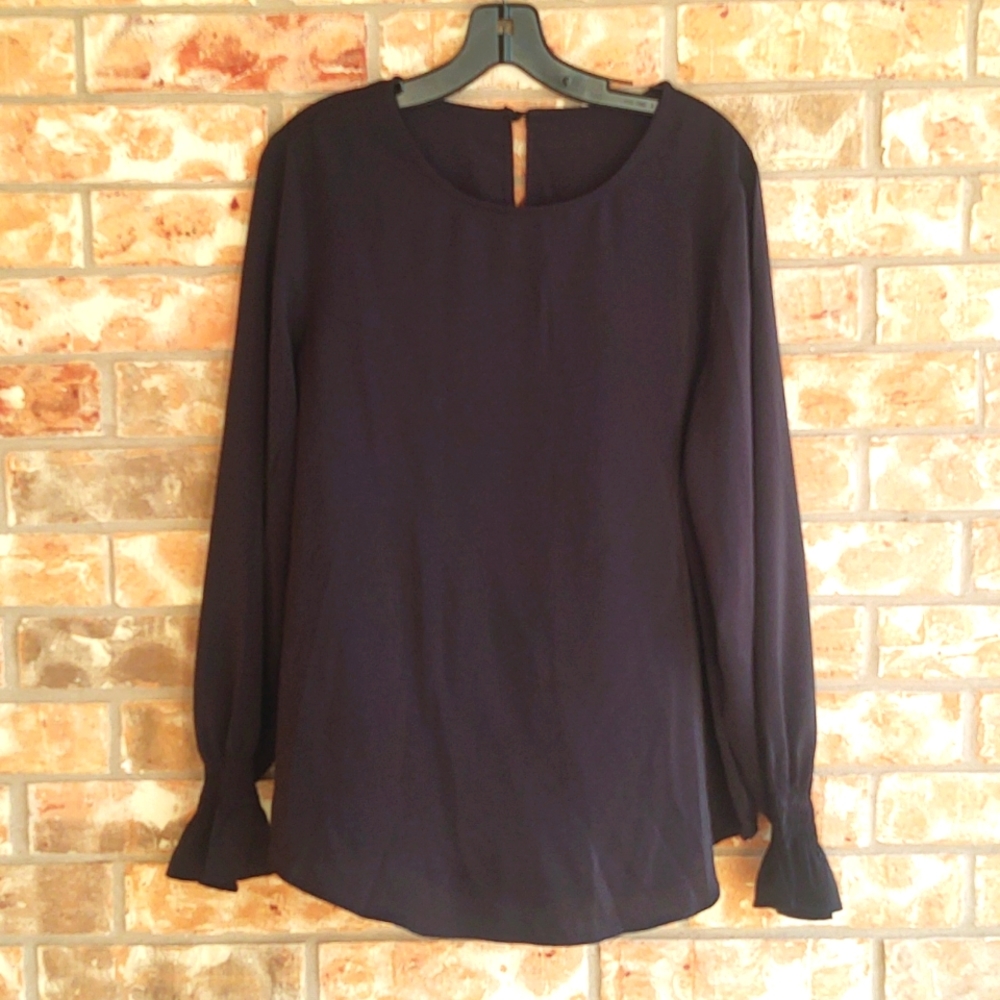 Black Keyhole Closure Top